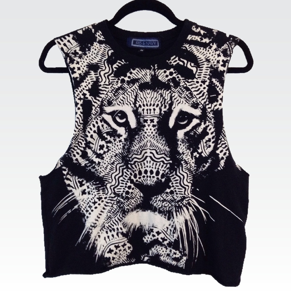 Iris & Navy | M | Black & White Mandala Lion Tee